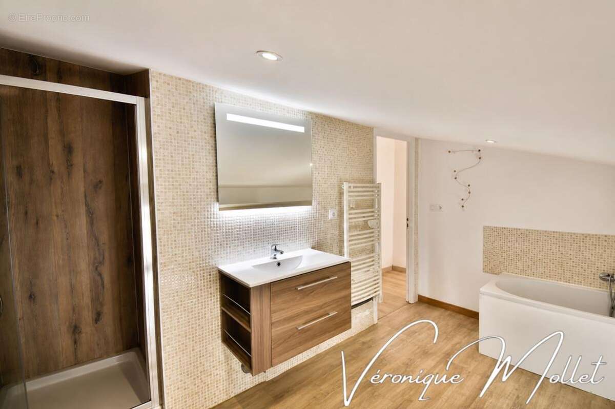 AU CŒUR DE SAINT ANDRE DE CUBZAC – Maison de ville, 2 chambres, 2 WC, buanderie, climatisation, tout à pieds ! - photo 4