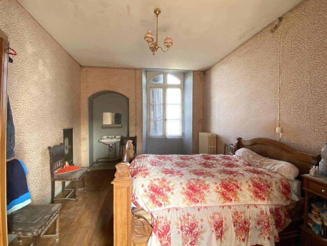 Maison à VILLEBOIS-LAVALETTE