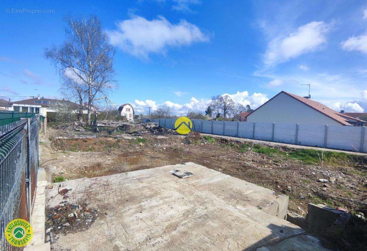 Terrain à MARSEILLES-LES-AUBIGNY