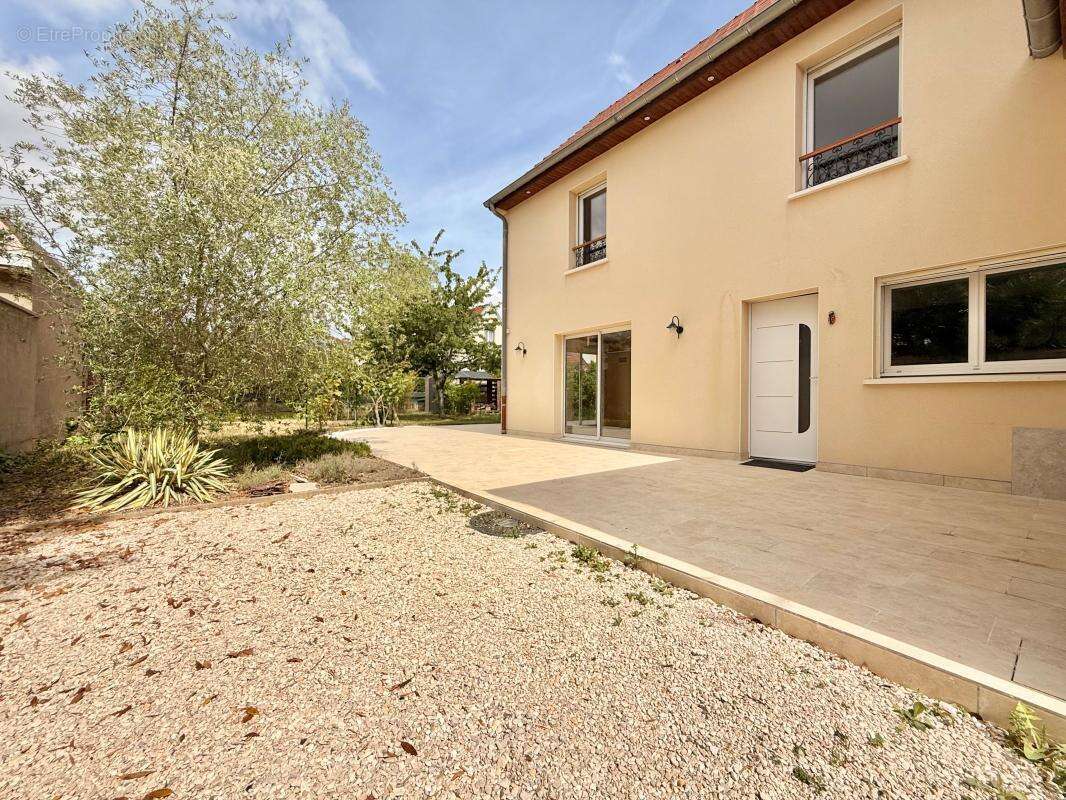 Maison familiale de 195 m² avec T2 indépendant – Calme et potentiel locatif - photo 4