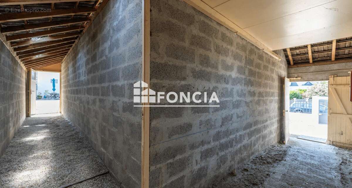 Parcelle avec trois boxs - photo 5