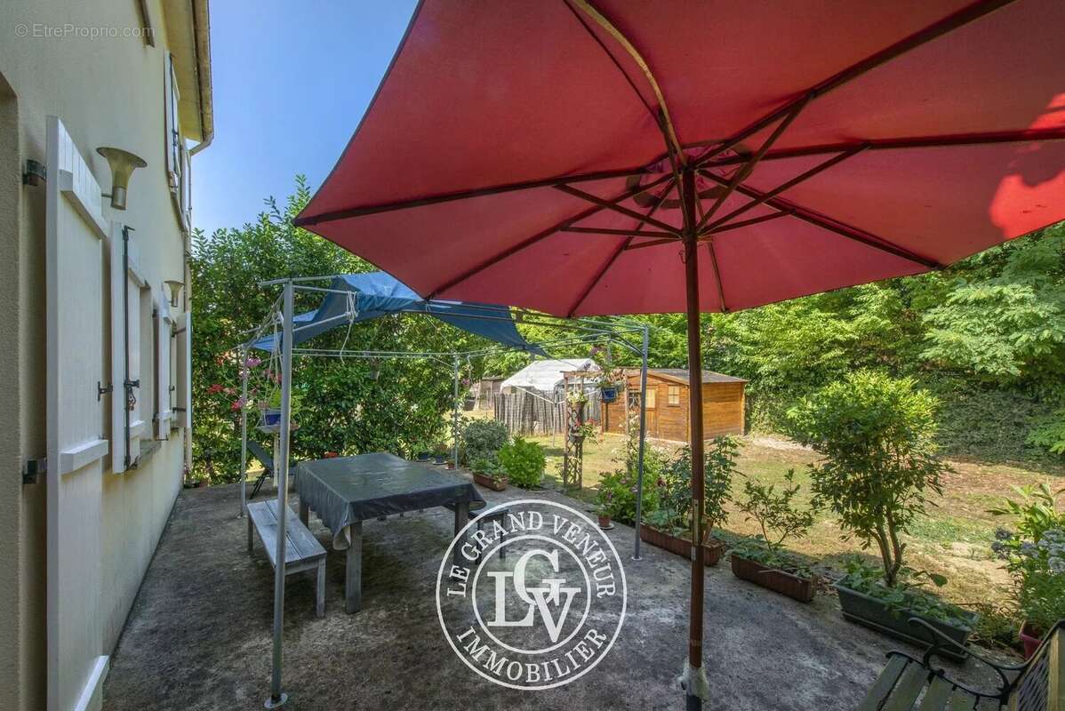 Maison à VENEUX-LES-SABLONS