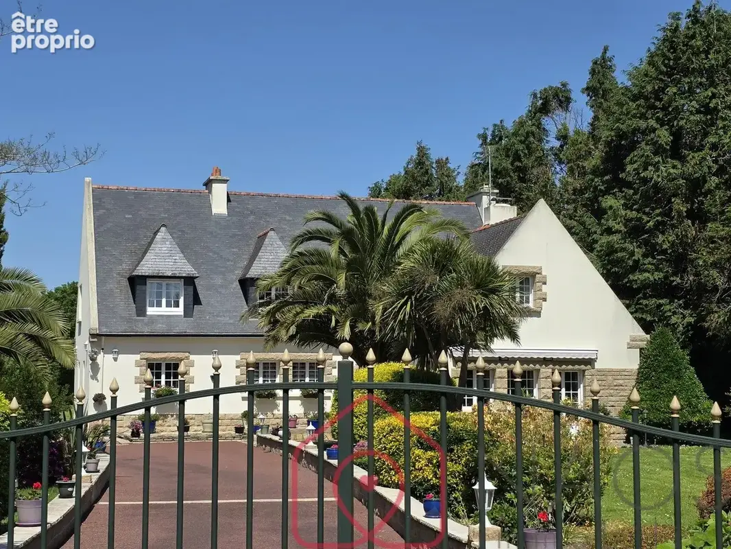 Concarneau  Demeure de style breton de 260 m² utiles sur un terrain clos de 6500m2 - photo 1