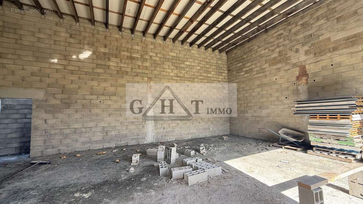 Commerce à VILLENOY