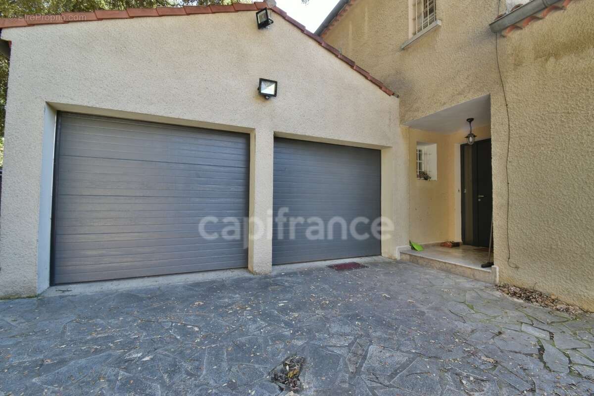 PEYRUIS (04) Villa de 247 m2 avec piscine édifiée sur une parcelle de 2400 m2 - photo 21