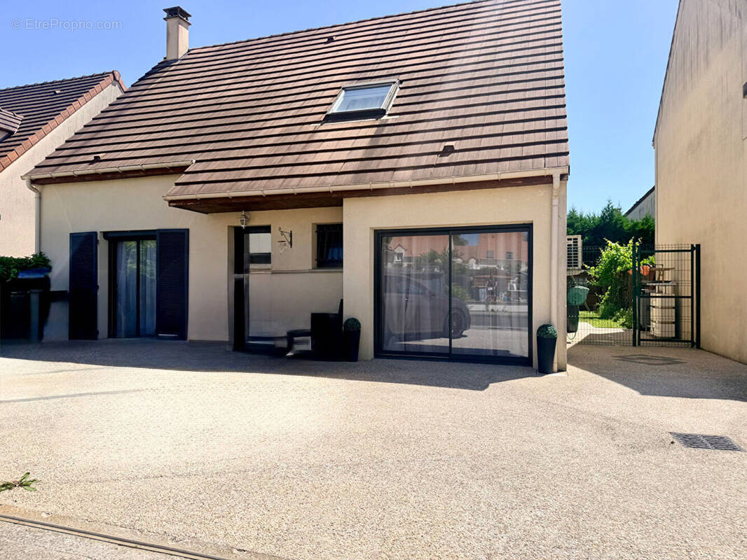 Maison à SAVIGNY-LE-TEMPLE