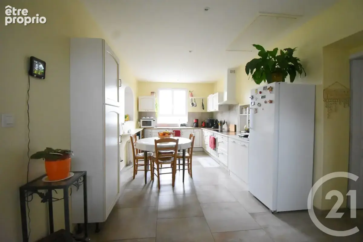 Maison 9 pièces 272 m² à vendre à Vendat (03110) - photo 4