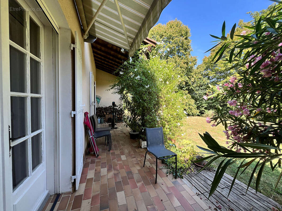 Exclusivité - Maison familiale avec piscine à pied des commerces - photo 16