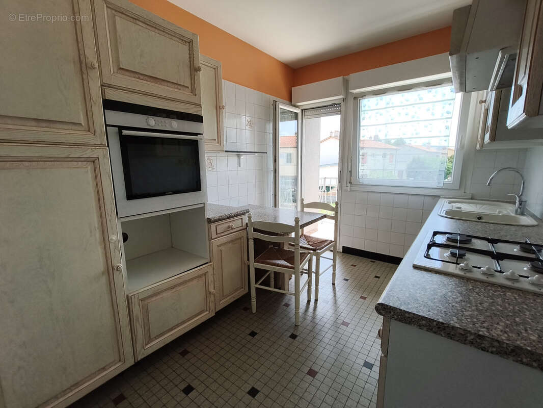 Maison de 76 m2 habitables sur la commune d'aulnat avec deux garages et jardin. - photo 4