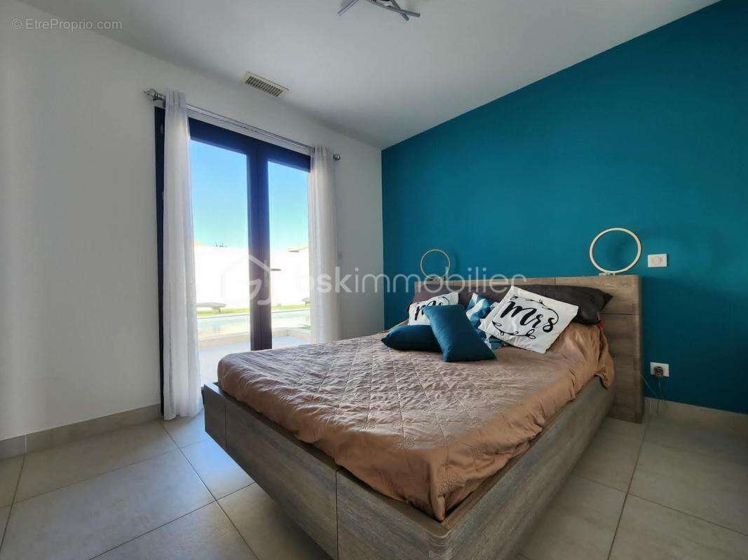 EXCLUSIVITÉ – Superbe villa de plain-pied avec 4 chambres, piscine maçonnée et boulodrome près de Pézenas (à Tourbes) - photo 13