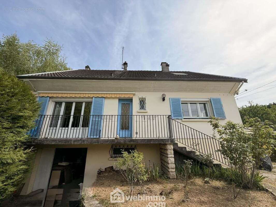 D'une surface habitable de 150 m² - Maison à BRUYERES-ET-MONTBERAULT