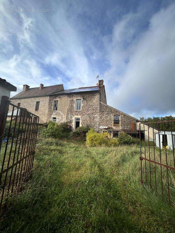 Maison à LA ROCHE-EN-BRENIL