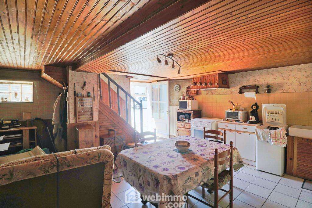 Sa surface de 22 m2 permet un espace repas confortable, - Maison à POITIERS