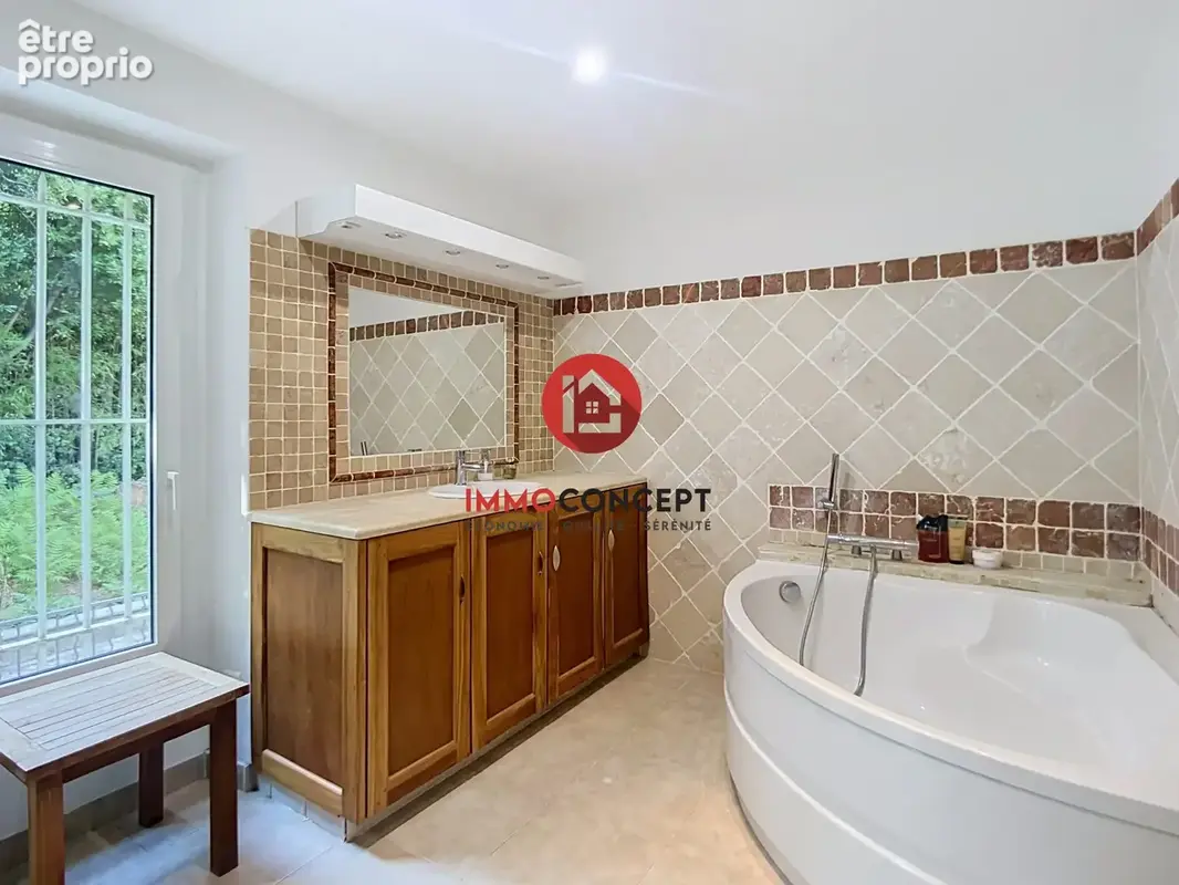Maison 224 m² à Villeneuve-Les-Avignon  - photo 6