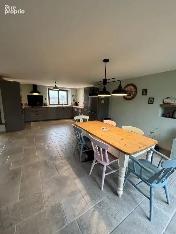 Grande fermette rénovée et gîtes, granges,  sur 2100m2 de terrain avec puits et piscine chauffée. - photo 9