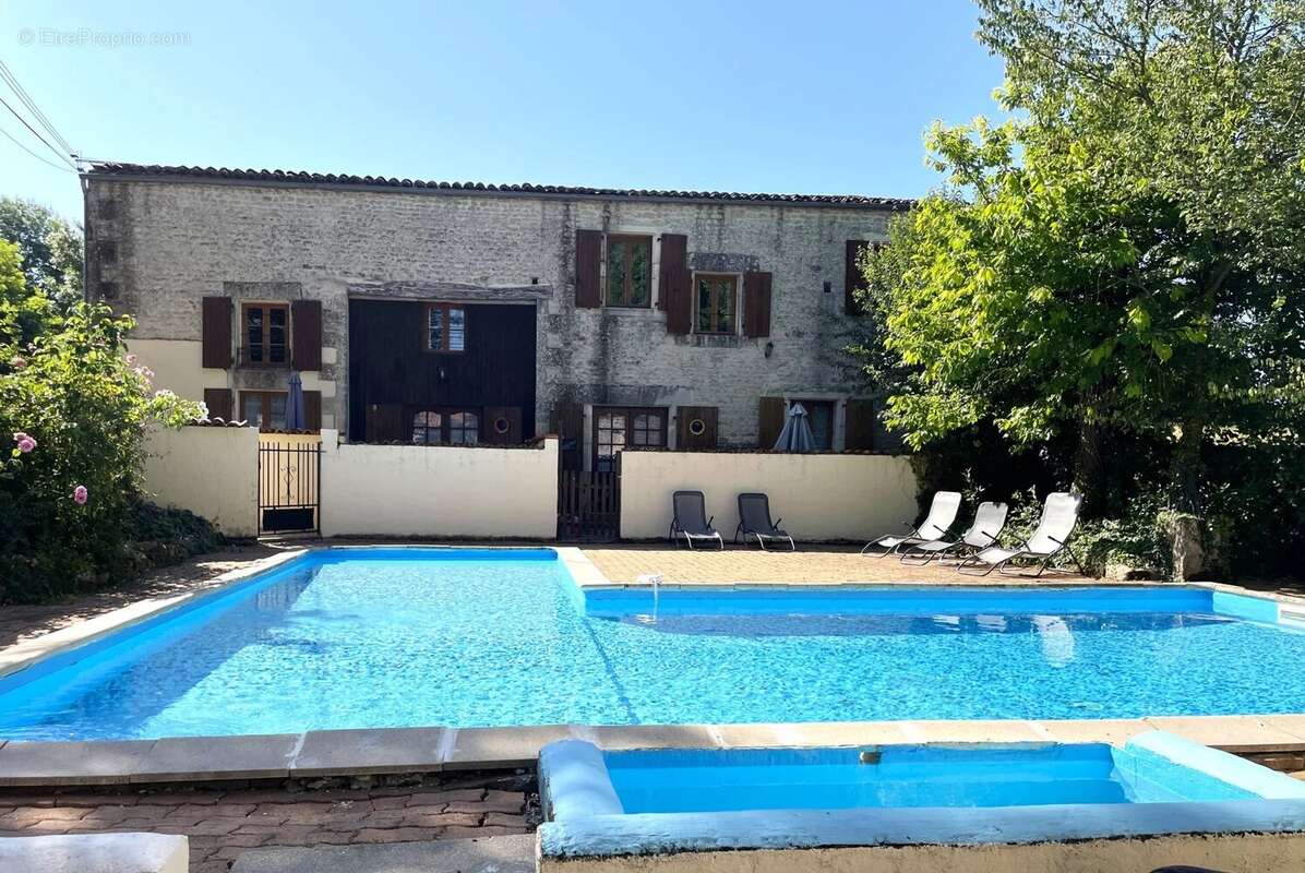 Maison à SAINT-PIERRE-DE-JUILLERS