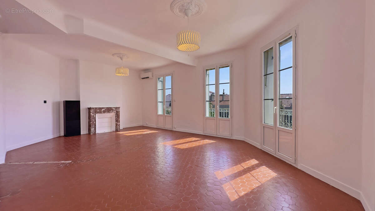 Appartement de caractère haussmannien au cœur de Hyères - photo 2