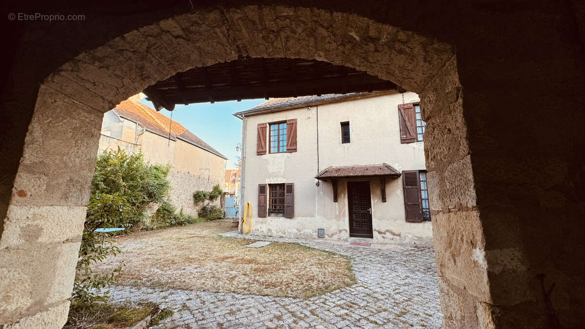 Vente en Exclusivité à Pontaubert - Charmante Maison de caractère avec jardin de 1467 m2 au prix de 235 400 €. - photo 5