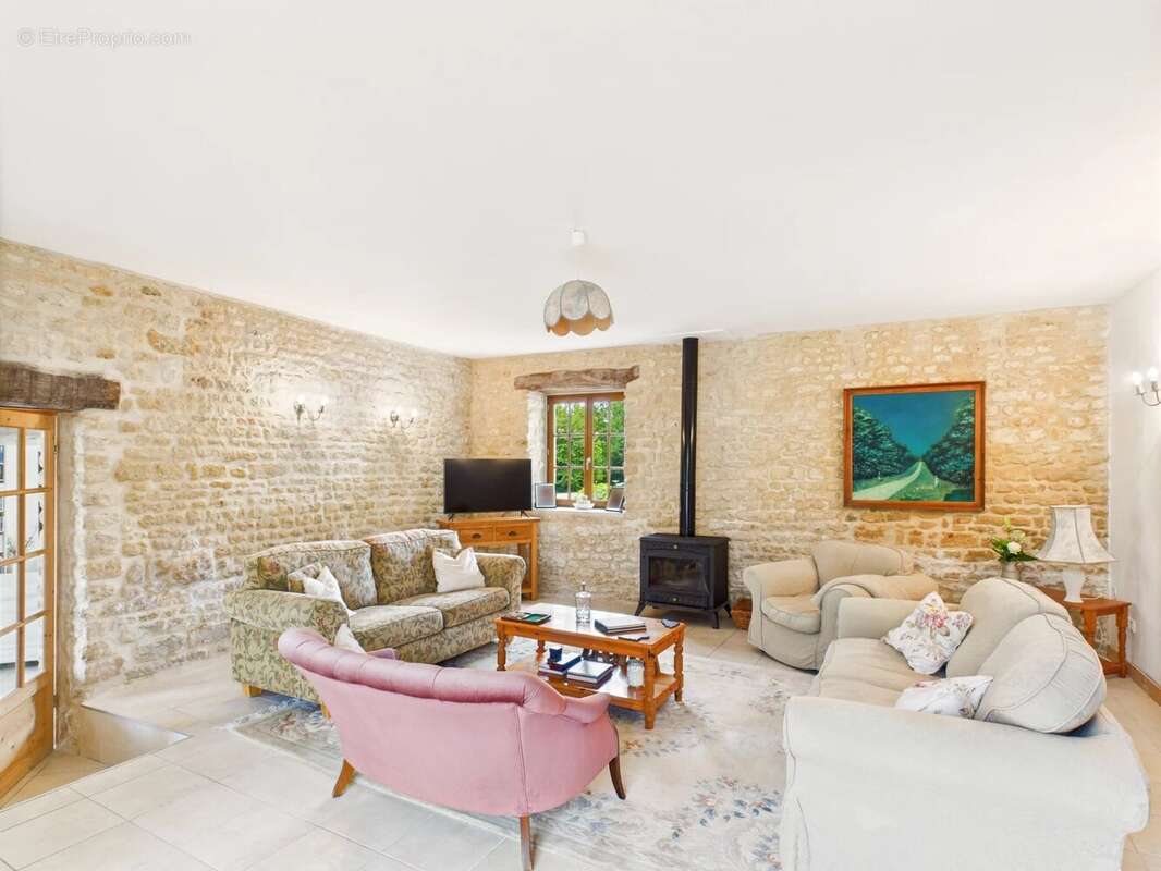 Maison à SAINT-PIERRE-DE-JUILLERS