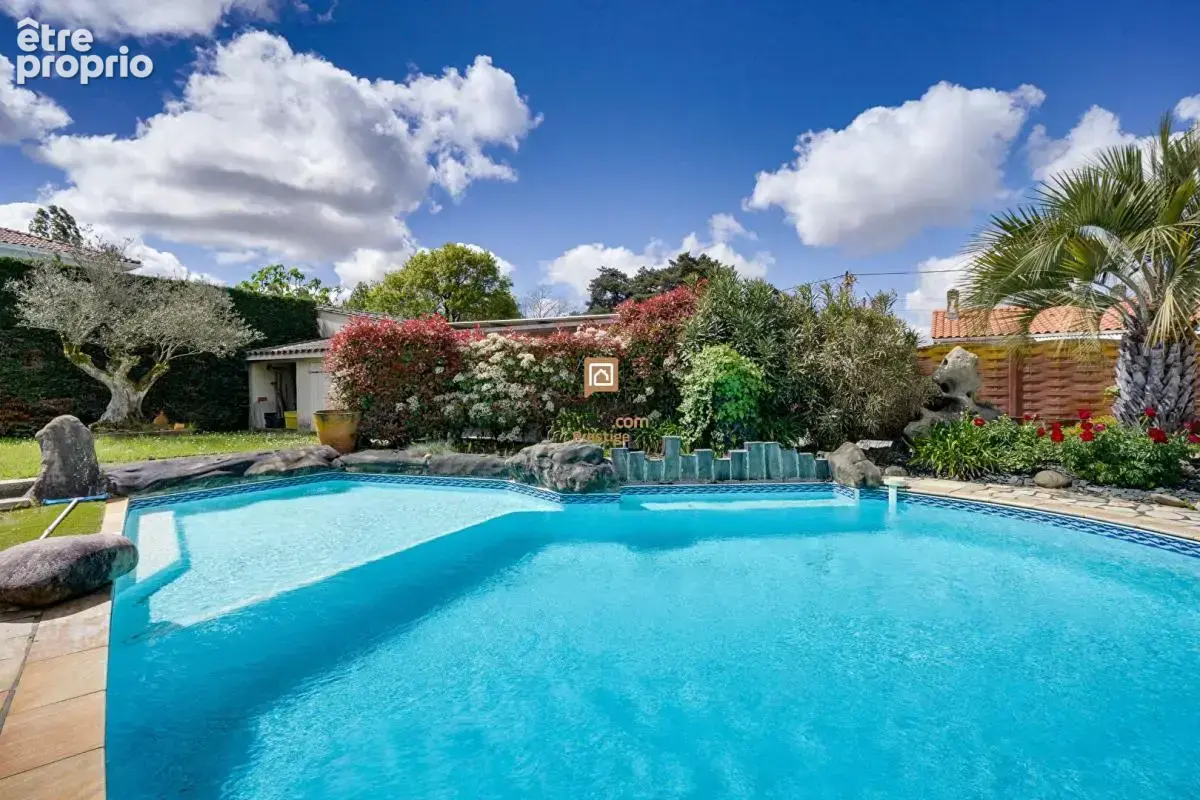 DEPT 33  Mérignac - Maison d'exception 8 pièce(s) 181 m2 avec jardin paysagé et piscine au sel chauffée - photo 8