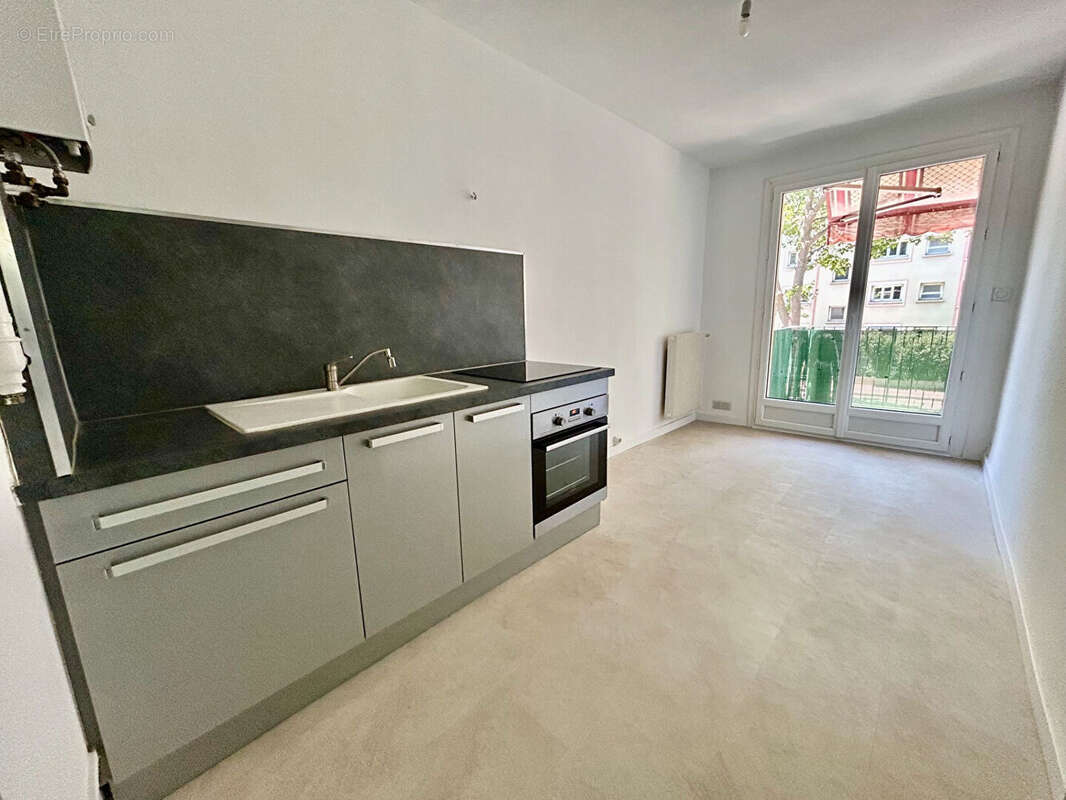 Appartement 3 pièces rénové avec local - photo 3