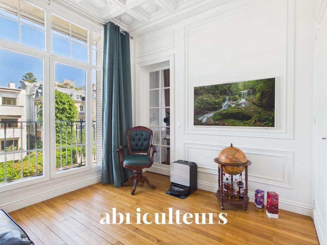 Appartement familial - 189 m² - 7 pièces - Charme de l'ancien en vente à Saint-Mandé (94160) - photo 3