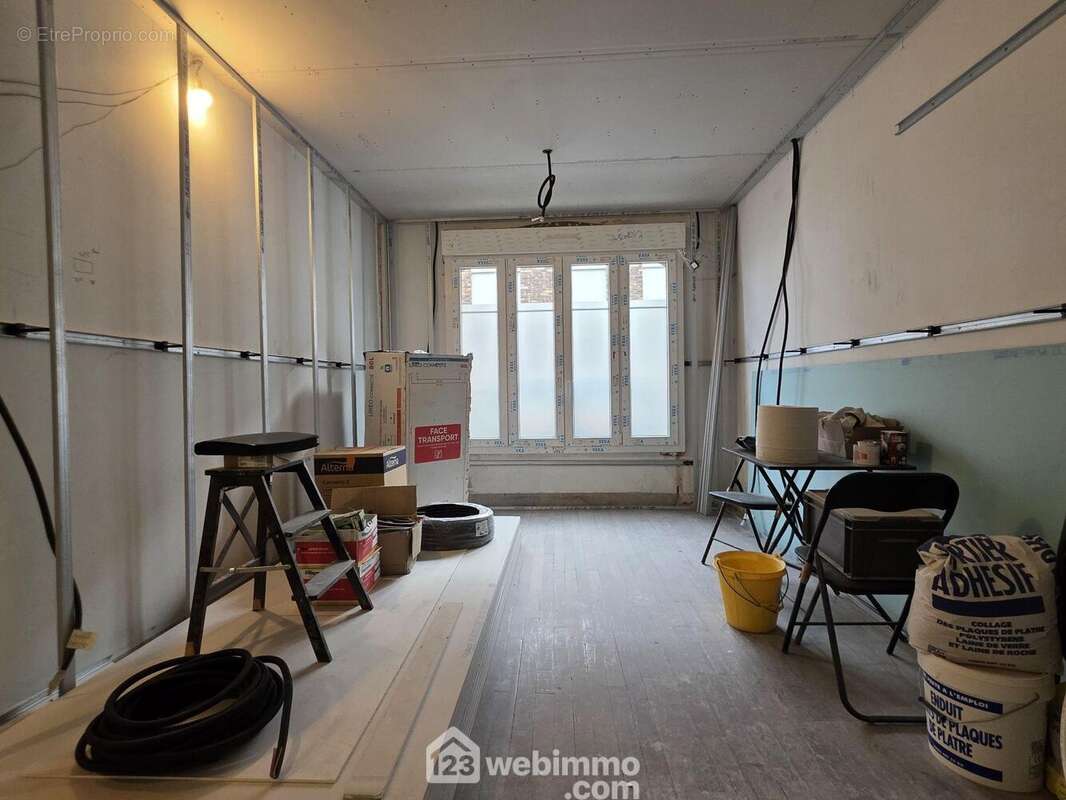 Un espace brut laissant libre cours à votre imagination et à vos envies d?aménagement. - Appartement à REIMS