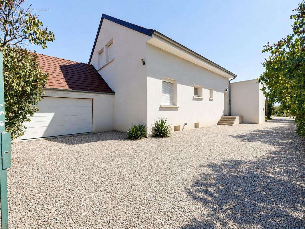 À vendre – Gevrey-Chambertin  Maison familiale entièrement rénovée de 182 m² 5 chambres - photo 2