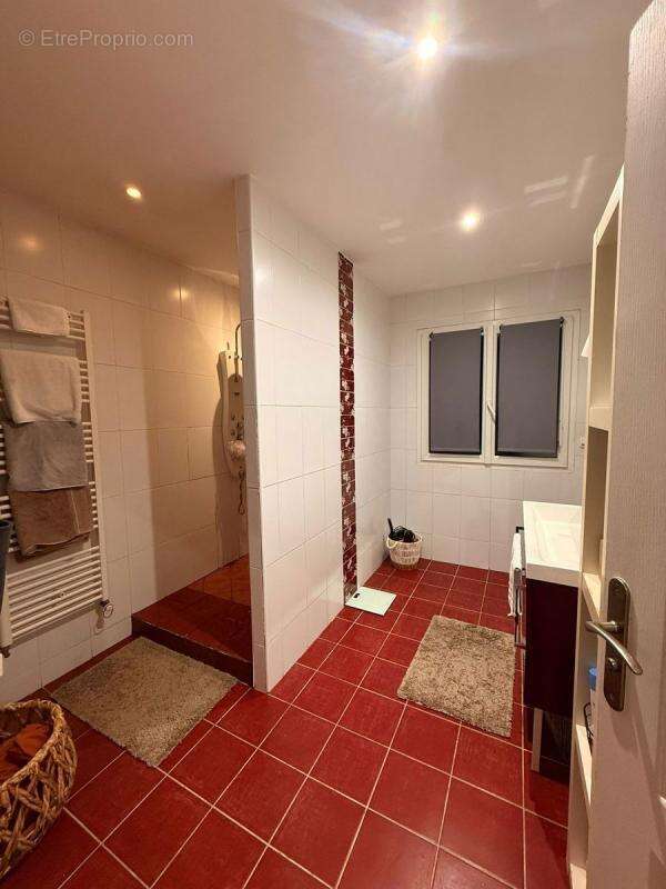 Maison à SAINT-PANTALEON-DE-LARCHE