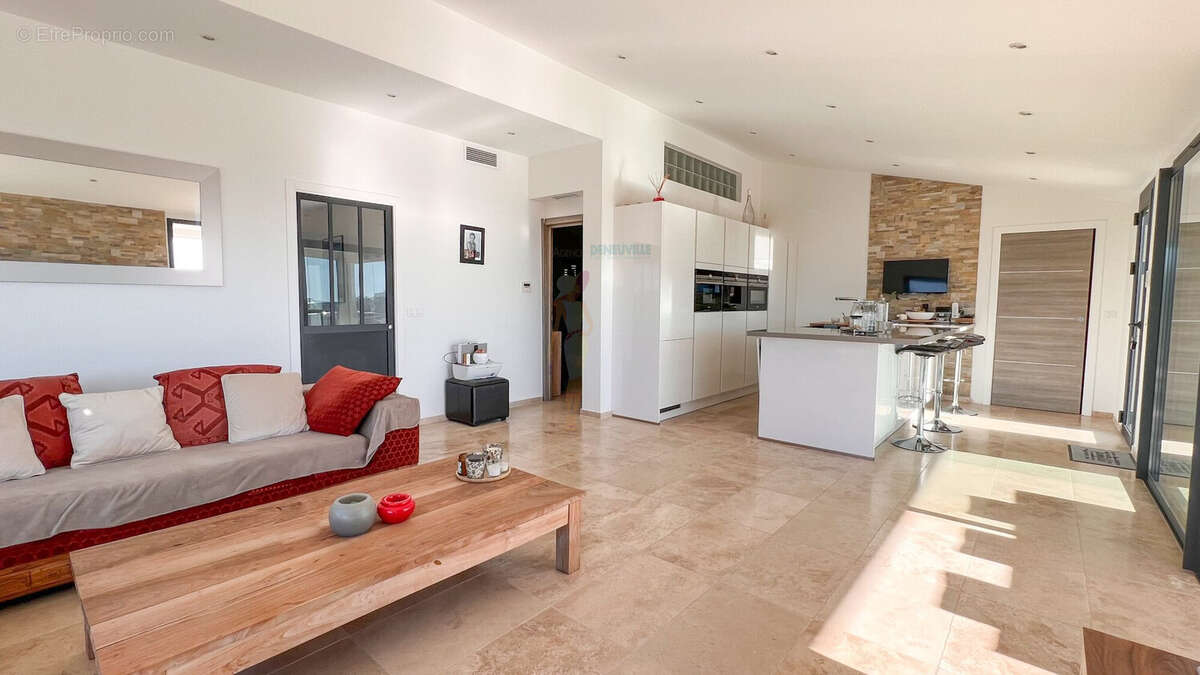 Maison à LES ISSAMBRES