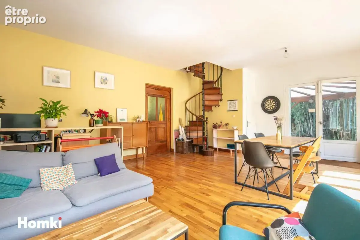 Maison de 226 m² au cœur d’un jardin arboré de 1 500 m² – Fraîcheur, calme et verdure - photo 3
