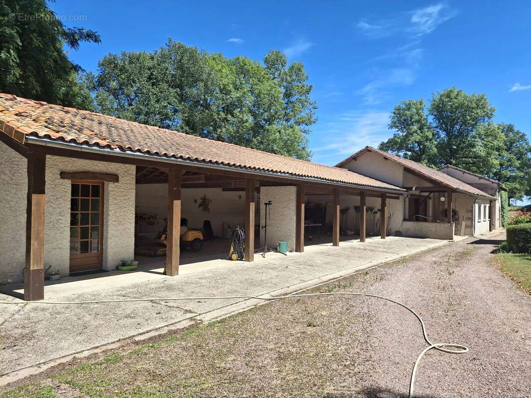 2 maisons de campagne, de nombreuses dépendances et 28 hectares dans un cadre magnifique - photo 13