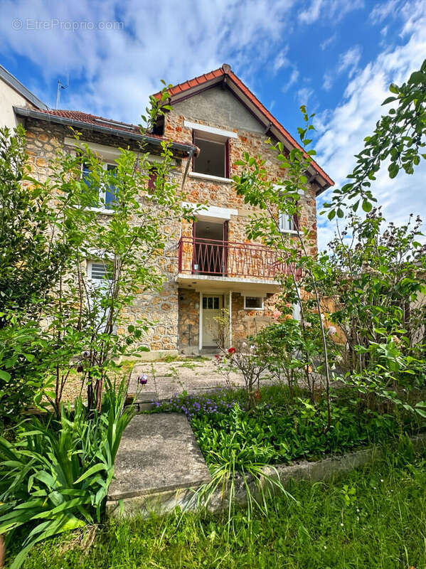 Maison à VERRIERES-LE-BUISSON