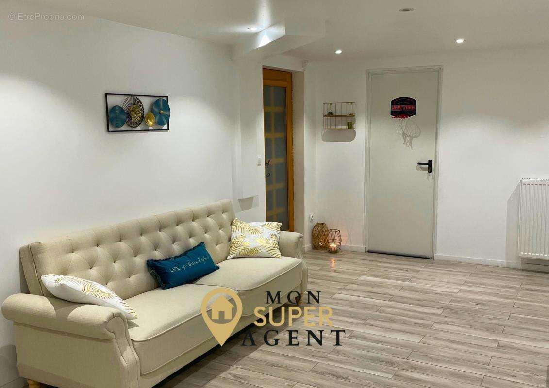 Maison à VAUX-LE-PENIL