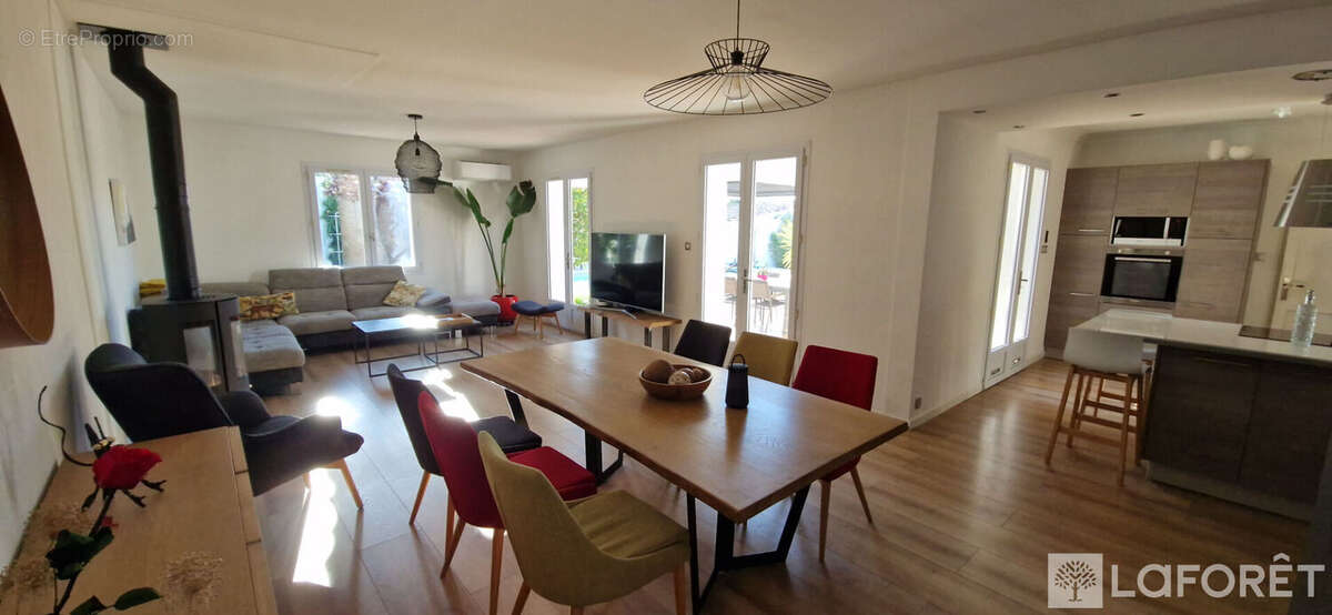 Maison à SAINT-MITRE-LES-REMPARTS