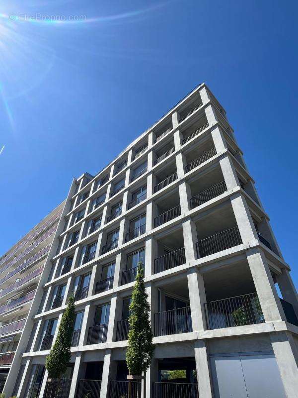 Découvrez un loft d'exception à Cauderan, alliant charme new-yorkais et vue imprenable, où modernité et luminosité se rencontren - photo 14