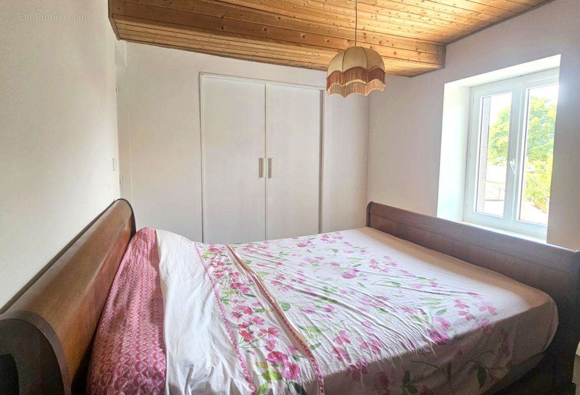En exclusivité, à moins de 10 minutes de Riom et 20 minutes de Clermont-Ferrand. A 200 mètres de l'école du village et des trans - photo 10