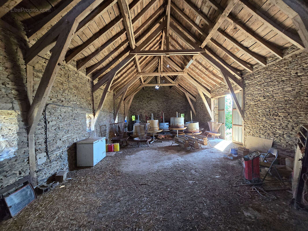 Corps de ferme avec maison et 2 granges - Trémouilles - photo 16