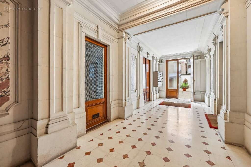 Appartement à PARIS-16E