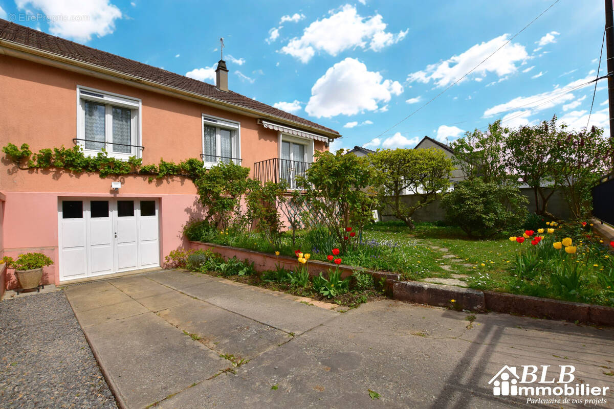 Maison à LES ESSARTS-LE-ROI