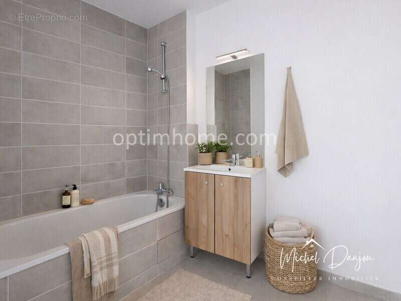 Appartement à PINS-JUSTARET