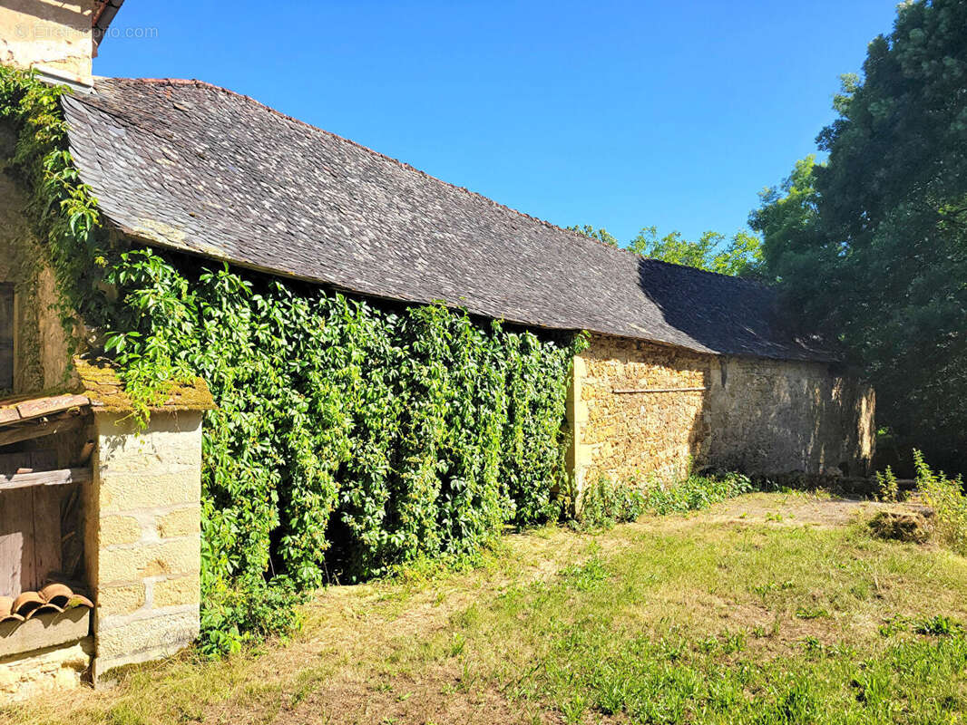 Maison de caractère de 200 m² avec dépendances et terrain de 6 800 m² - photo 7