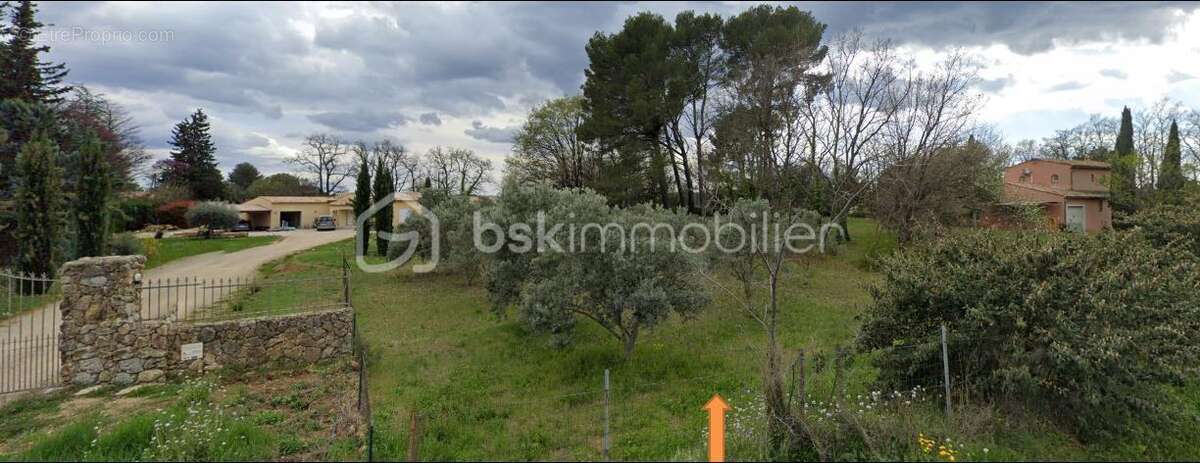 Terrain à LORGUES