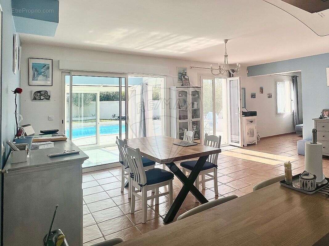 Maison à CHAILLEVETTE