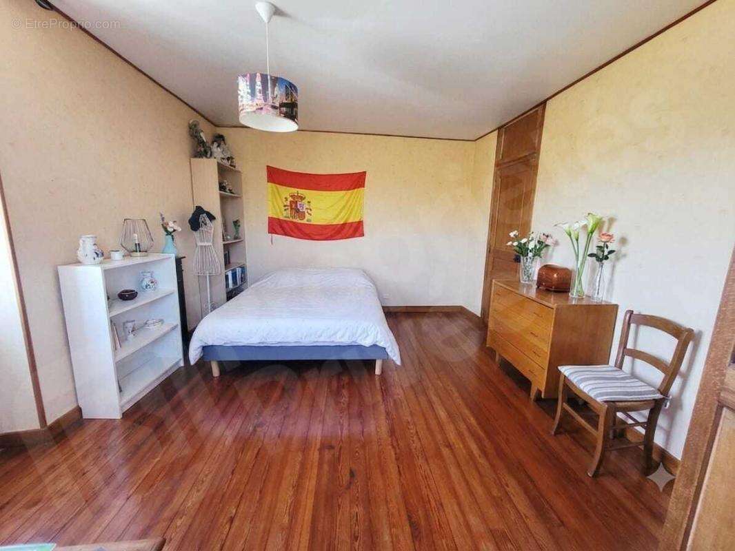 Sermaises centre, Maison en pierre 3 chambres, cour, garage - photo 9