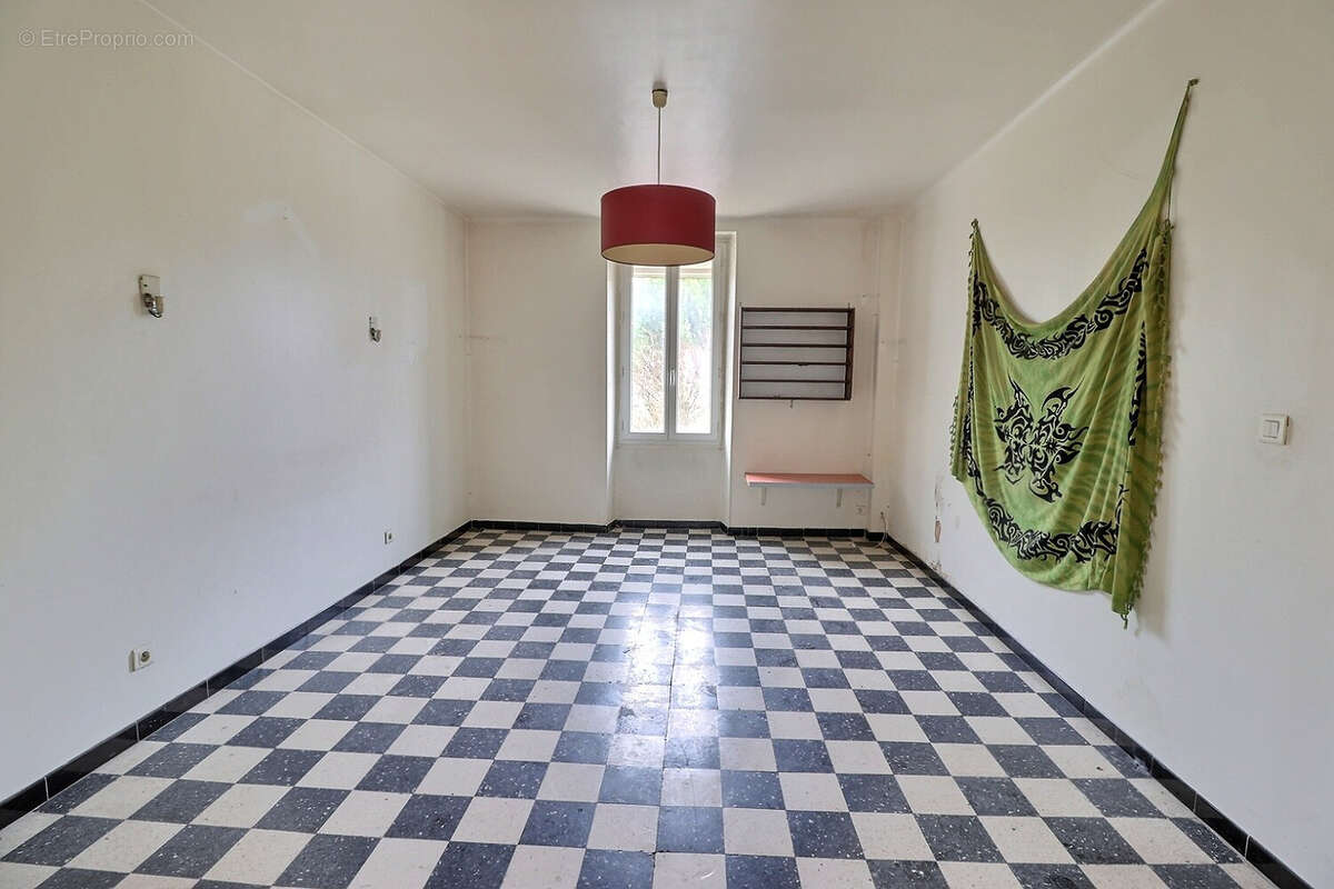 Appartement à ENTRAIGUES-SUR-LA-SORGUE