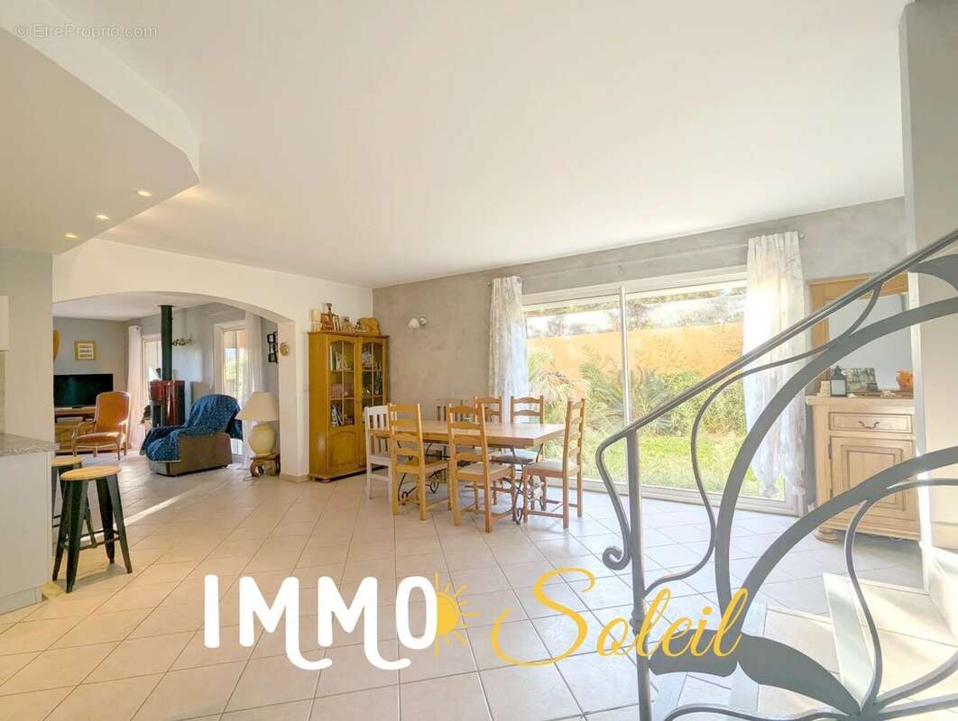 Maison à SAINT-CYR-SUR-MER