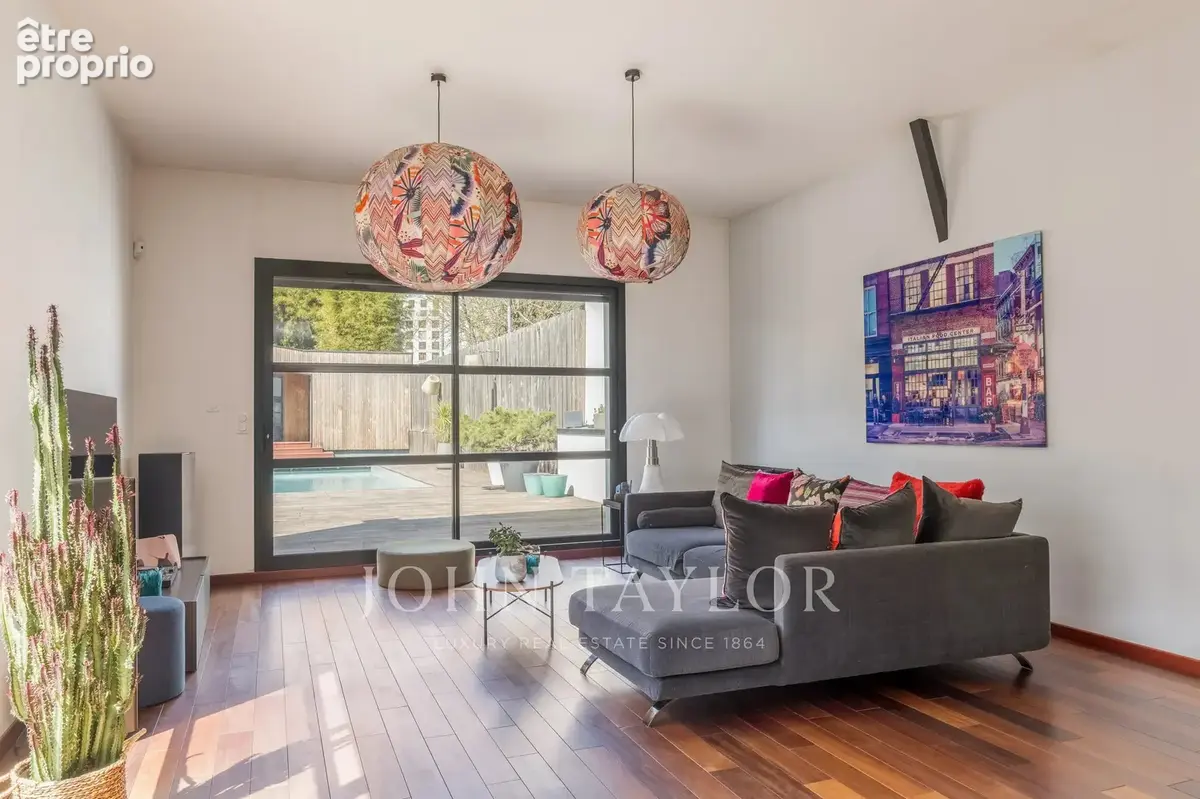 Magnifique maison de ville rénovée avec terrasse, piscine et dépendance - photo 5
