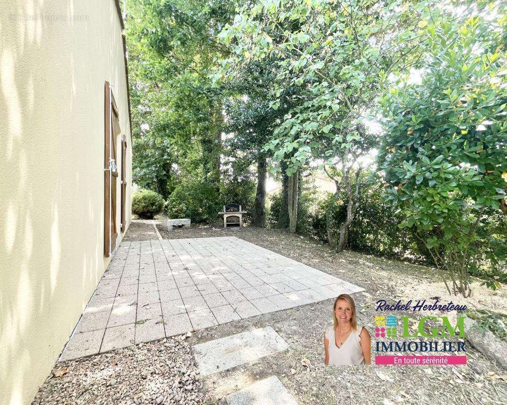 Maison À Vendre - Mouilleron le Captif- Maison familiale avec jardin arboré dans un lotissement calme - photo 9