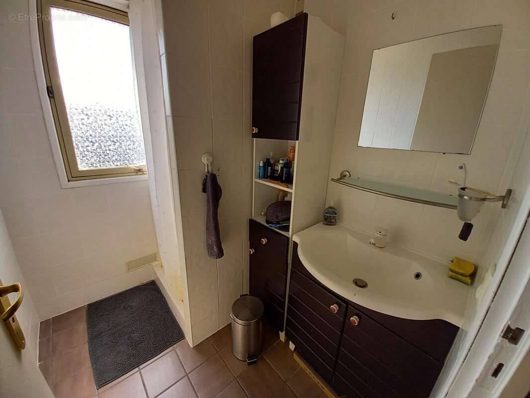 Salle d'eau fonctionnelle avec douche.